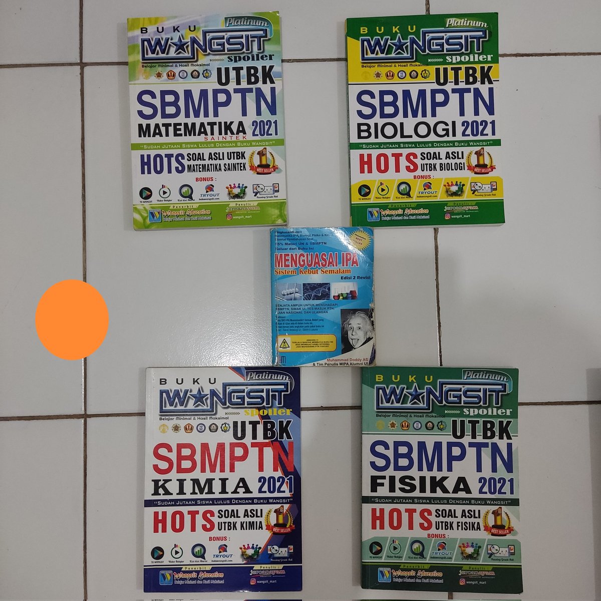 asyikutbk's tweet photo. [GIVEAWAY UTBK]

Halo pejuang UTBK 2024, karena Alhamdulillah aku lolos SNBT kemarin, aku mau ngejalanin nazarku dengan giveaway buku persiapan masuk PTN kemarin! 

Kalau kalian tertarik, syaratnya gampang banget:
1. Follow akun aku dan RT tweet ini. 
2. Isi gform di bawah ini 👇 https://t.co/3YwAzUicqV