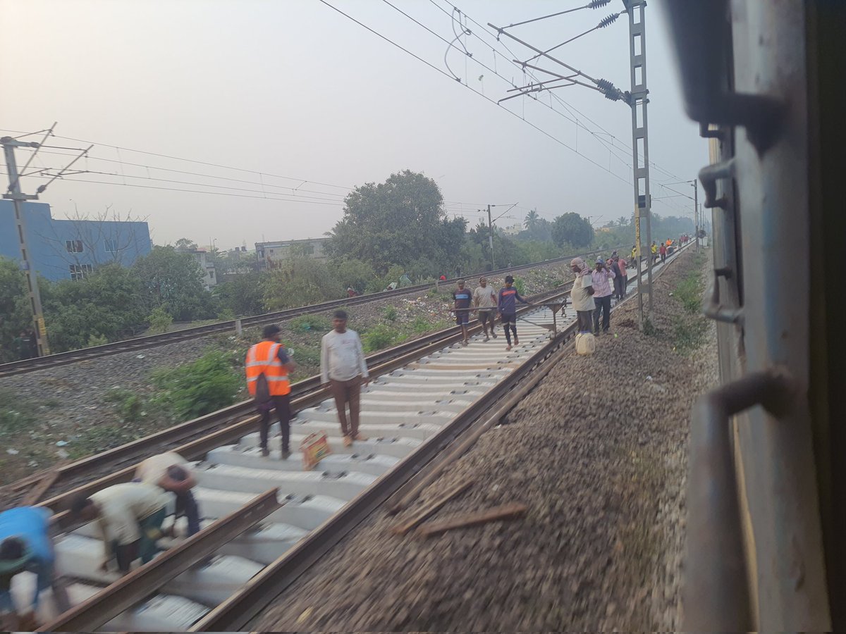 apratimsai9's tweet image. #OdishaRail #Updare

Track Upgradation Work in Full Swing Between #BBSN &amp;amp; #BNBH in #Barang #Bhubaneswar Section of @DRMKhurdaRoad @EastCoastRail!

Good to see the Much Awaited Changes Manifest!
@OdishaRail
