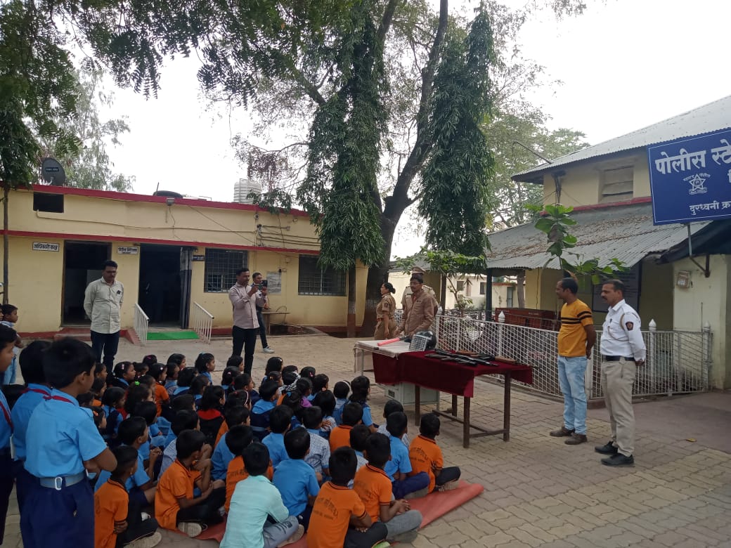 रेझिंग डे सप्ताहाच्या निमित्ताने पोलीस स्टेशन मंगरूळपीर येथे शाळा क्रमांक दोन येथील विद्यार्थ्यांना कायदेविषयक ज्ञान पोलीस स्टेशनचे दैनंदिन कामकाज तसेच शस्त्रासंबंधी माहिती देण्यात आली