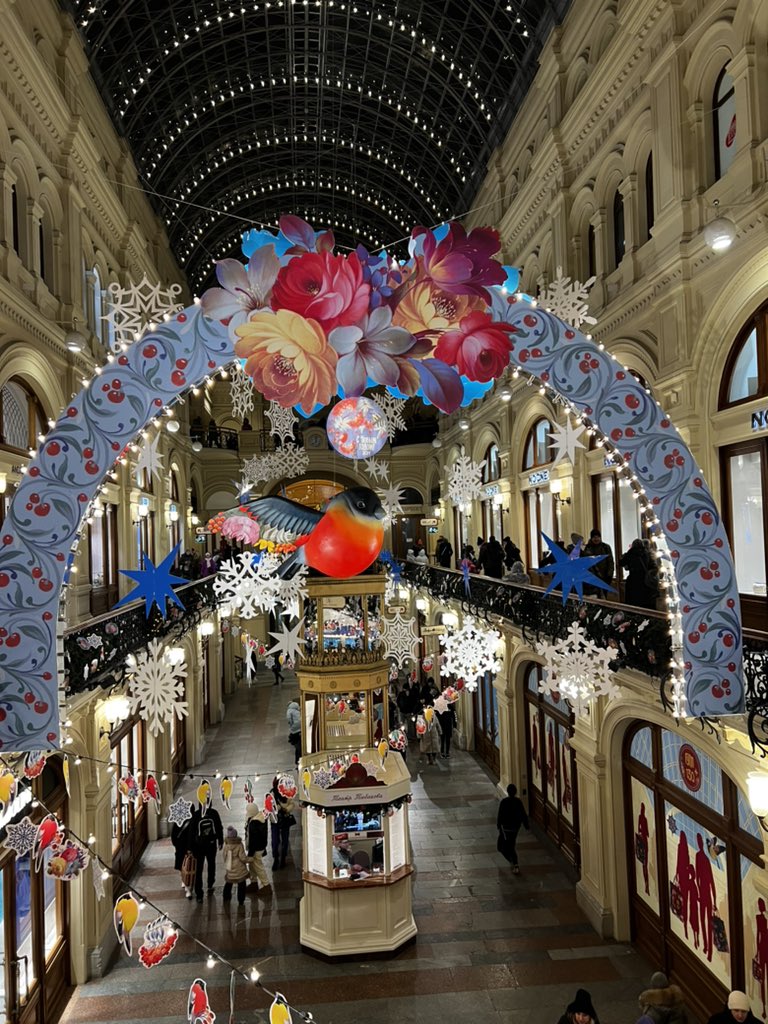 solovyulka's tweet photo. magic mood 🥰✨ endless holidays in #Moscow https://t.co/tcS8OoDHXH