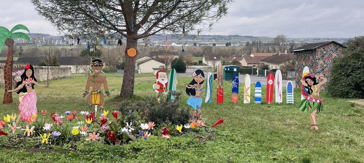 DaugeValerie's tweet photo. 🕵🏻♀️ Bienvenue au jeu de piste pour découvrir le lieu mystère des #vœux2024 de ce matin ! Premier indice : flânez dans les rues décorées avec une créativité débordante pendant la période de Noël. Où suis-je ? 🔍 #Chatellerault2 https://t.co/T4cxBlukCc