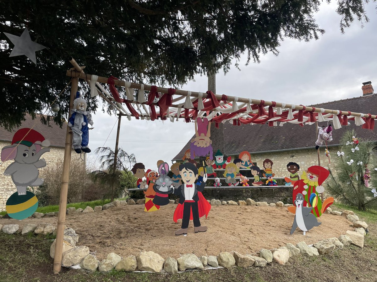 DaugeValerie's tweet photo. 🕵🏻♀️ Bienvenue au jeu de piste pour découvrir le lieu mystère des #vœux2024 de ce matin ! Premier indice : flânez dans les rues décorées avec une créativité débordante pendant la période de Noël. Où suis-je ? 🔍 #Chatellerault2 https://t.co/T4cxBlukCc