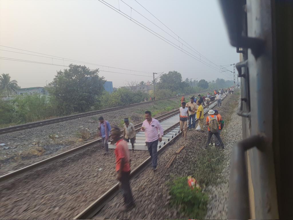 apratimsai9's tweet image. #OdishaRail #Updare

Track Upgradation Work in Full Swing Between #BBSN &amp;amp; #BNBH in #Barang #Bhubaneswar Section of @DRMKhurdaRoad @EastCoastRail!

Good to see the Much Awaited Changes Manifest!
@OdishaRail