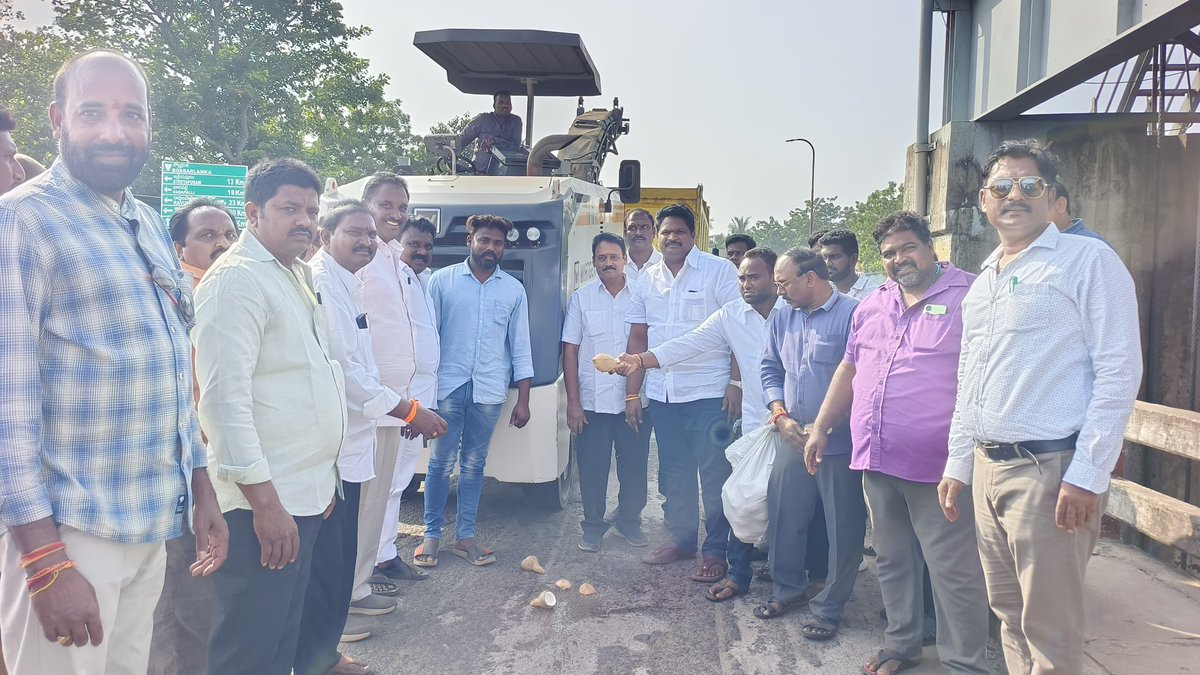 JaggireddyYSRCP's tweet photo. శరవేగంగా సర్ ఆర్ధర్ కాటన్ బేరేజ్ రోడ్డు పనులు. 

#AdminPost #GadapaGadapaprogram #JaganannaIllaPattalu #YSJaganCares #AndhraPradesh #Kothapeta #ChirlaJaggiReddy https://t.co/Uc6zMS0l4A