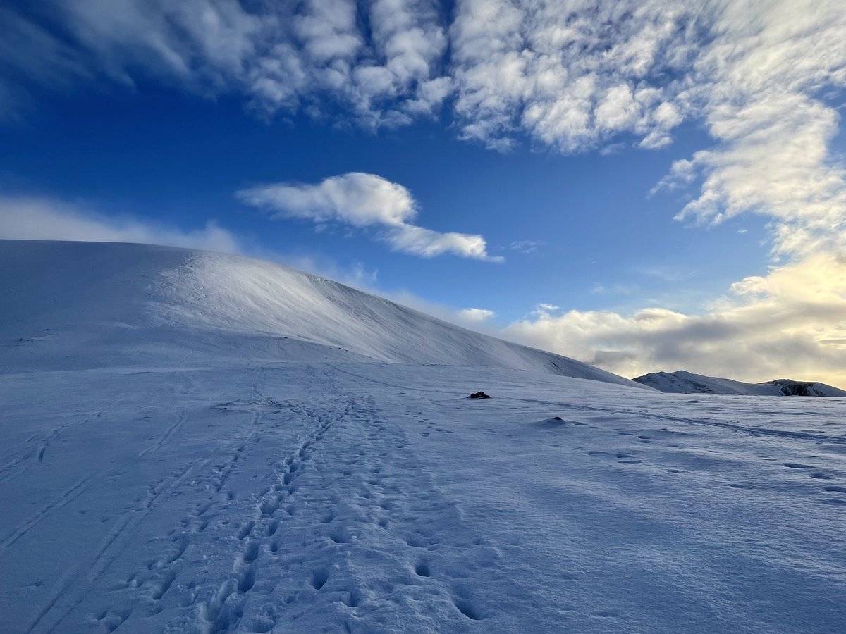 alan_crichton's tweet photo. Checking out the snow and conditions in #FionnCoire and #GlasMaol #Glenshee yesterday. A bit of #Navigation practice with #InreachMini on the plateau.
Thanks to #SAIS @coordinatorsais for forecasts and background. Compulsory daily reading for the next few months. #ThinkWinter https://t.co/BUu8zygqp7