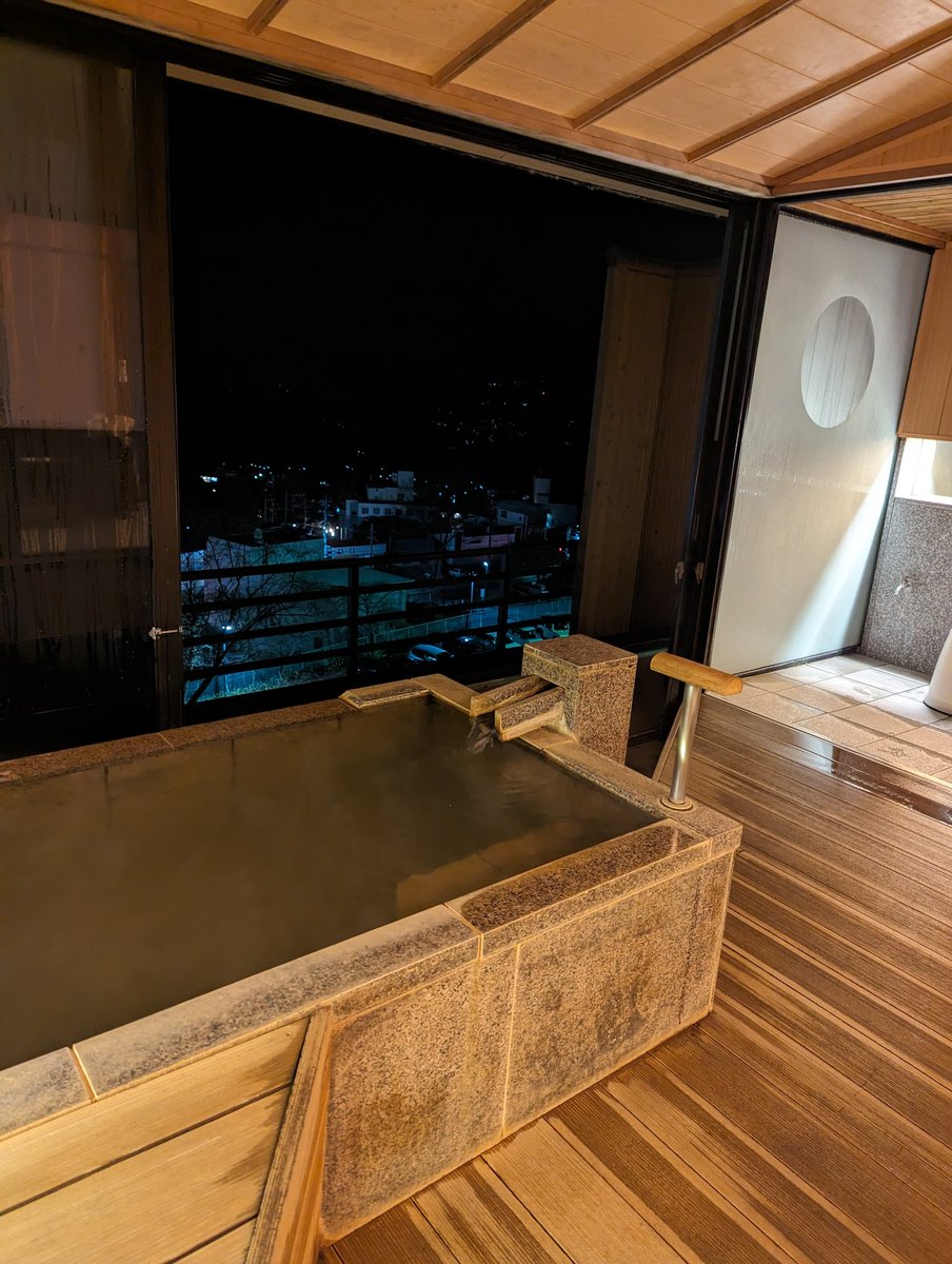 odenkan0827's tweet photo. #ホテル小暮
#貸切風呂
#貸切サウナ
伊香保の源泉貸切露天風呂が最高 https://t.co/myPI7CUwZ2