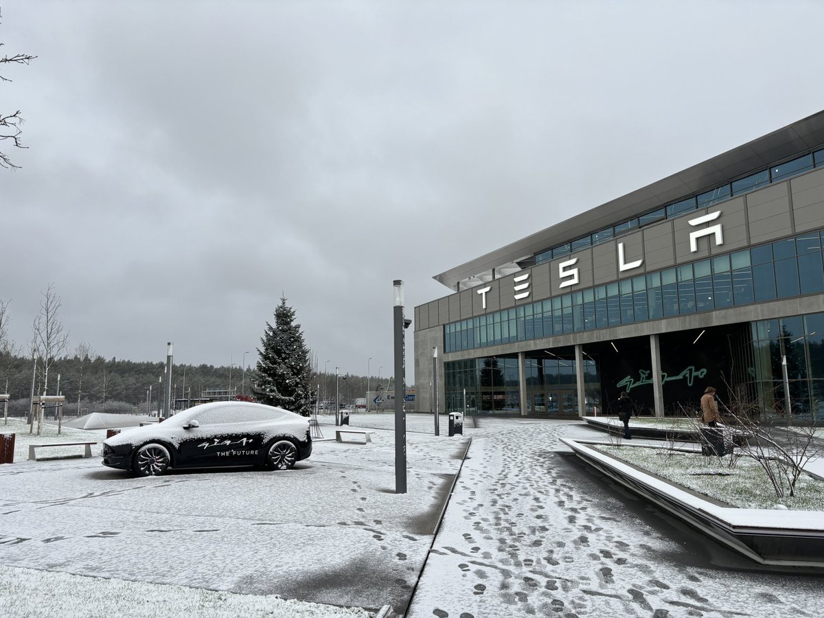 Y__Tesla's tweet image. Quick stop for charging and coffee at the wintery ❄️ Giga Berlin. 

@tesla

#tesla #teslamodely #tesladesign  #teslaowners #teslaroadtrip #gigaberlin #superchargers