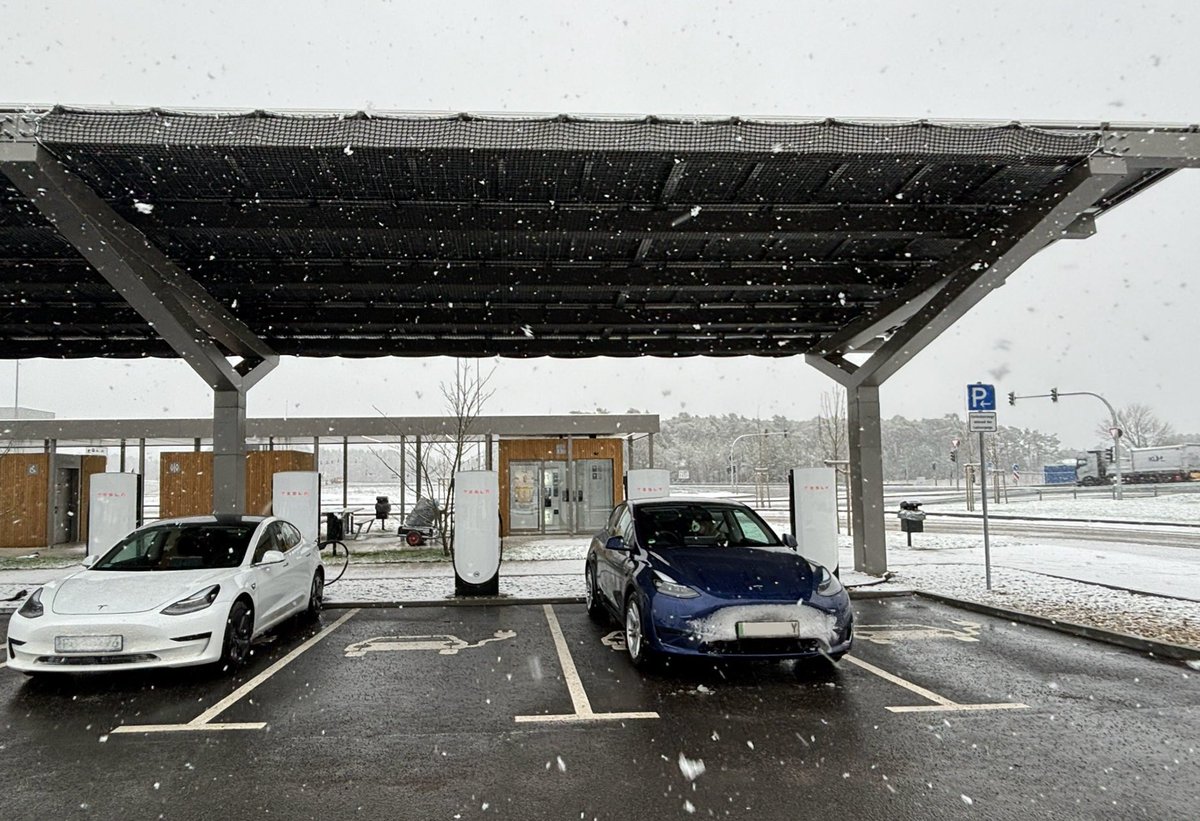 Y__Tesla's tweet image. Quick stop for charging and coffee at the wintery ❄️ Giga Berlin. 

@tesla

#tesla #teslamodely #tesladesign  #teslaowners #teslaroadtrip #gigaberlin #superchargers