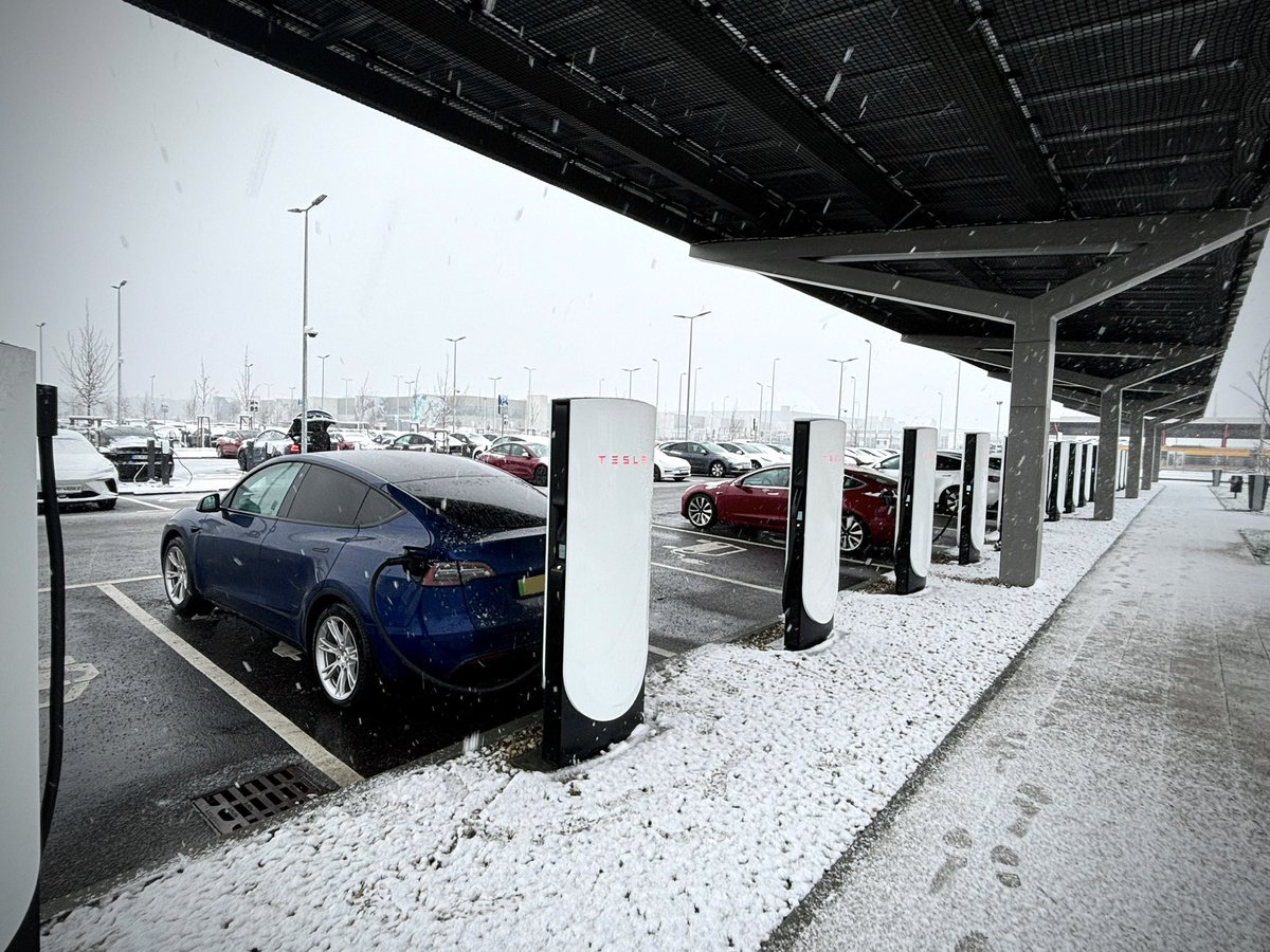 Y__Tesla's tweet image. Quick stop for charging and coffee at the wintery ❄️ Giga Berlin. 

@tesla

#tesla #teslamodely #tesladesign  #teslaowners #teslaroadtrip #gigaberlin #superchargers
