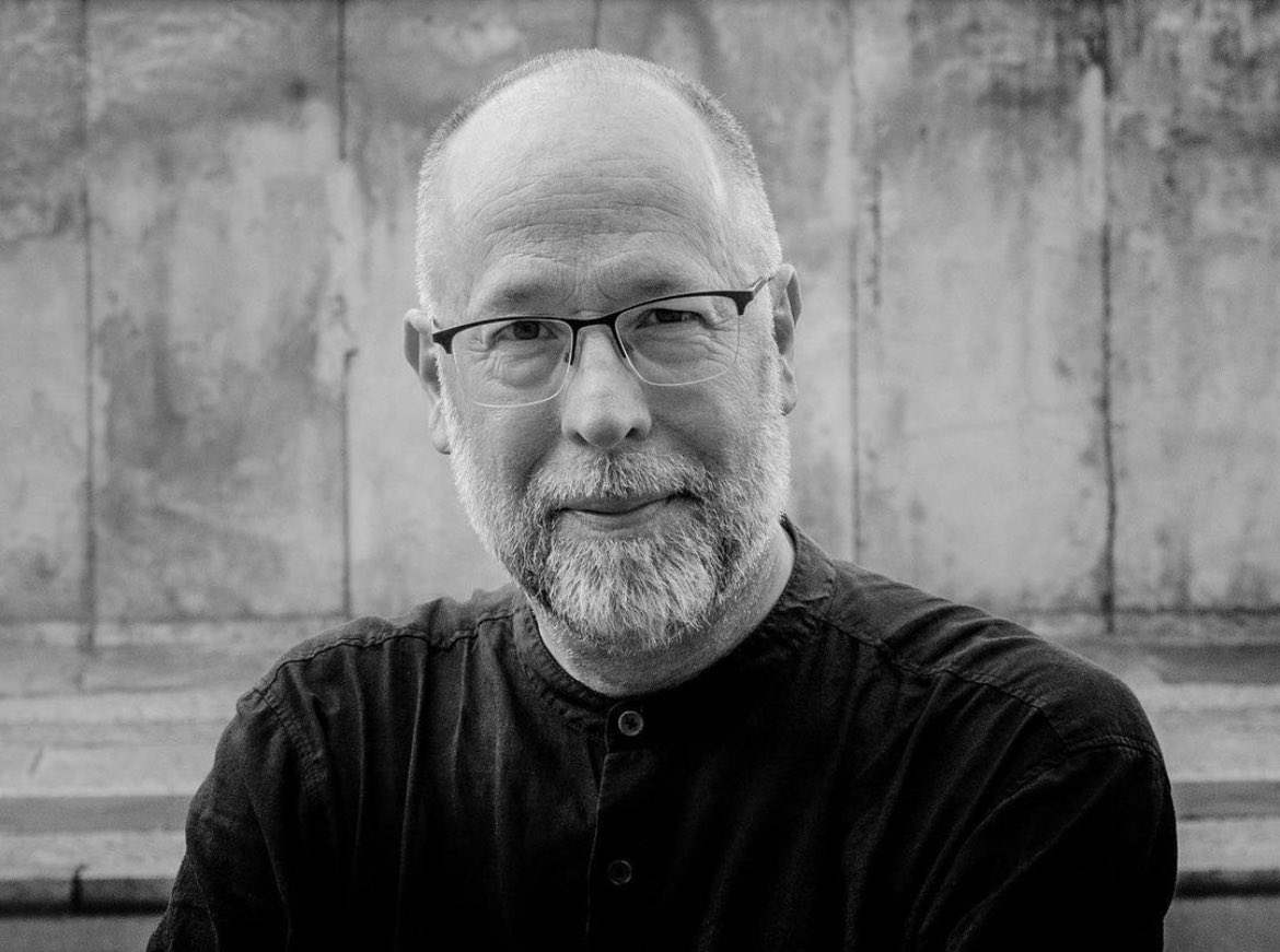 Fotojournalist Bernard Rübsamen (59) is overleden. RIP. Tijdens mijn werk voor mijn boek ‘Monarchie’ heb ik hem leren kennen als een vriendelijke, sociale en open collega die met passie voor zijn vak werkte. We hadden elkaar woensdag nog aan de lijn, zo’n 1,5 uur. Een draadje 🧵