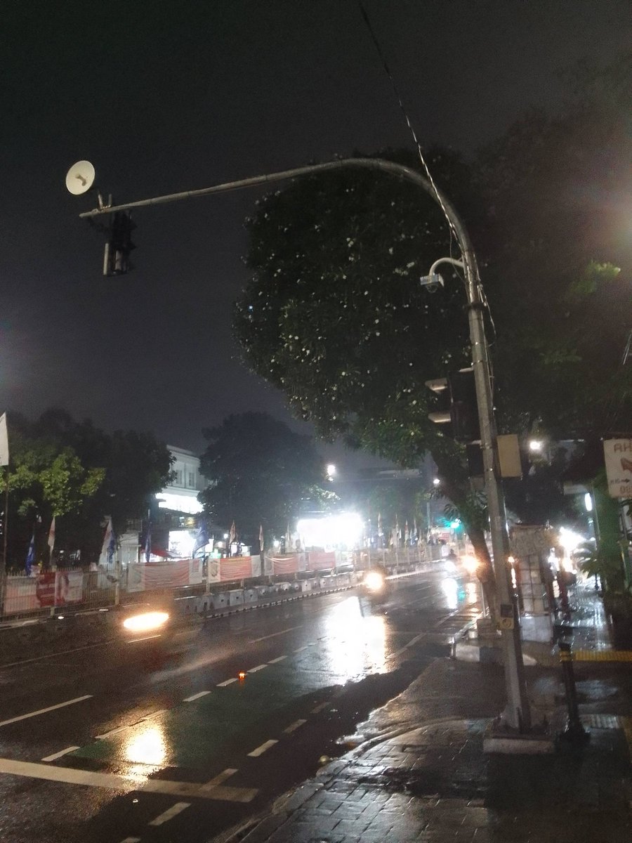 Locojunet's tweet photo. @dishubjakarta lampu lalu lintas untuk penyebrangan depan masjid assalafiyah jln Hj Tutty Alawiyah https://t.co/2m0fP8BDWz