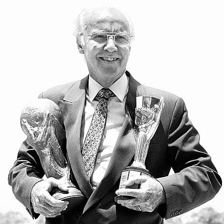 ClubeDoRemo's tweet photo. O Clube do Remo lamenta profundamente o falecimento de Mario Jorge Lobo Zagallo, tetracampeão mundial pelo Brasil e um dos grandes nomes da história do futebol brasileiro e mundial.

Desejamos força aos familiares, amigos e fãs. https://t.co/O4dXptaGkn