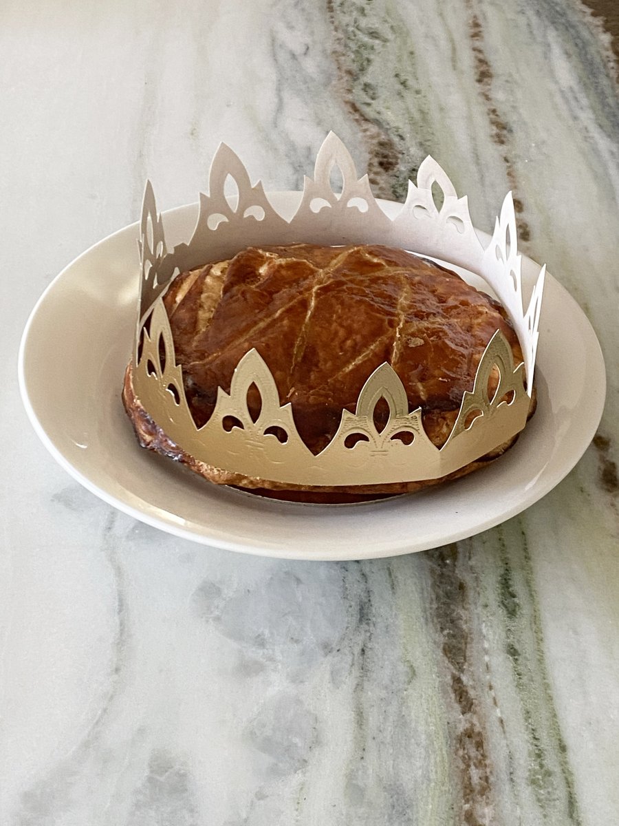 lauradrago's tweet photo. Celebrating the Feast of the #Epiphany with a delicious #galettedesrois 👑 #epiphanie #jourdesrois #frangipane https://t.co/YA72Zw8W5Q
