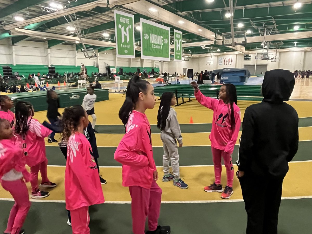 AlexisHZoom's tweet photo. Warming up my team for King and Queen meet at Boo Williams 💪🏾 https://t.co/PqALJXhhmZ