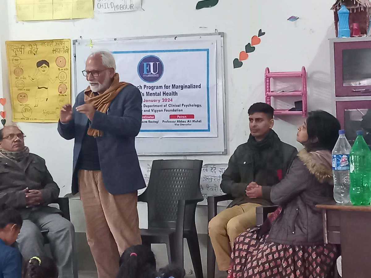 आइये हाथ बढ़ाएं हम भी, उनके लिए जो कड़ाके की ठण्ड में मेहनत कर शहर चला रहे हैं, शुक्रिया एरा मेडिकल कॉलेज के प्रो कृष्ण दत्त जी व डा अल्पना रस्तोगी जी व उनके संवेदित छात्रों का जिन्होंने शेल्टर के रहवासियों के लिए शॉल, चादर व 14000 हज़ार रुपये अनाज के सहयोग के लिए दिये <a href="/VigyanF/">Vigyan Foundation</a>