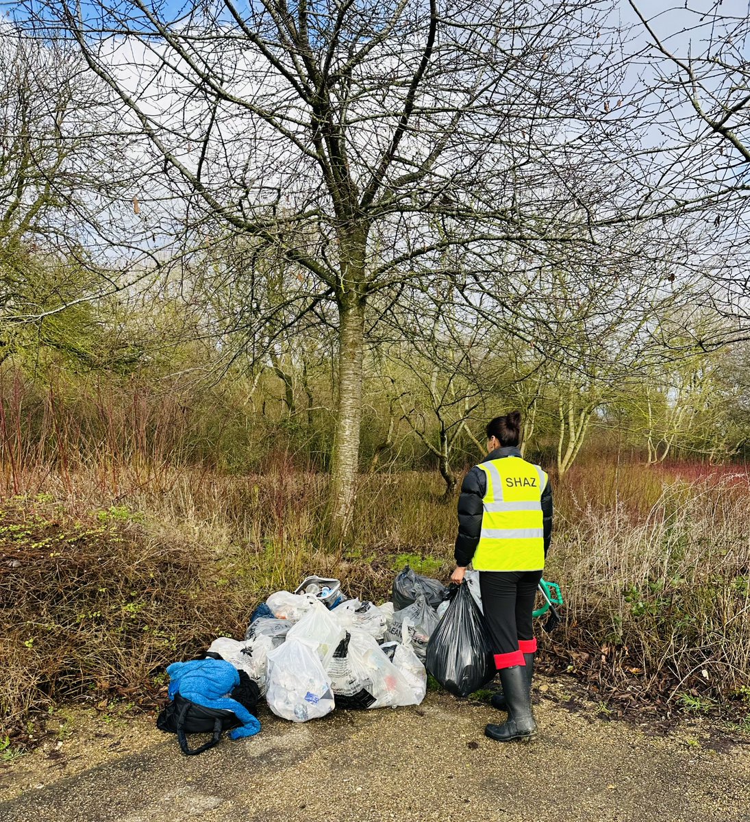 Shazna_Muzammil's tweet photo. Nothing like a litter pick first thing in the morning, in the muddy spongy V2. Great to have many residents join as well. 

Noted that precautionary measures are being taken by residents 😜 Just don’t leave it on the V2 please 🤪

Now for a bath 🛁 😅
#LoveMK #MiltonKeynes 
@MKConservatives #LifeofaCouncillor #CommunityFirst