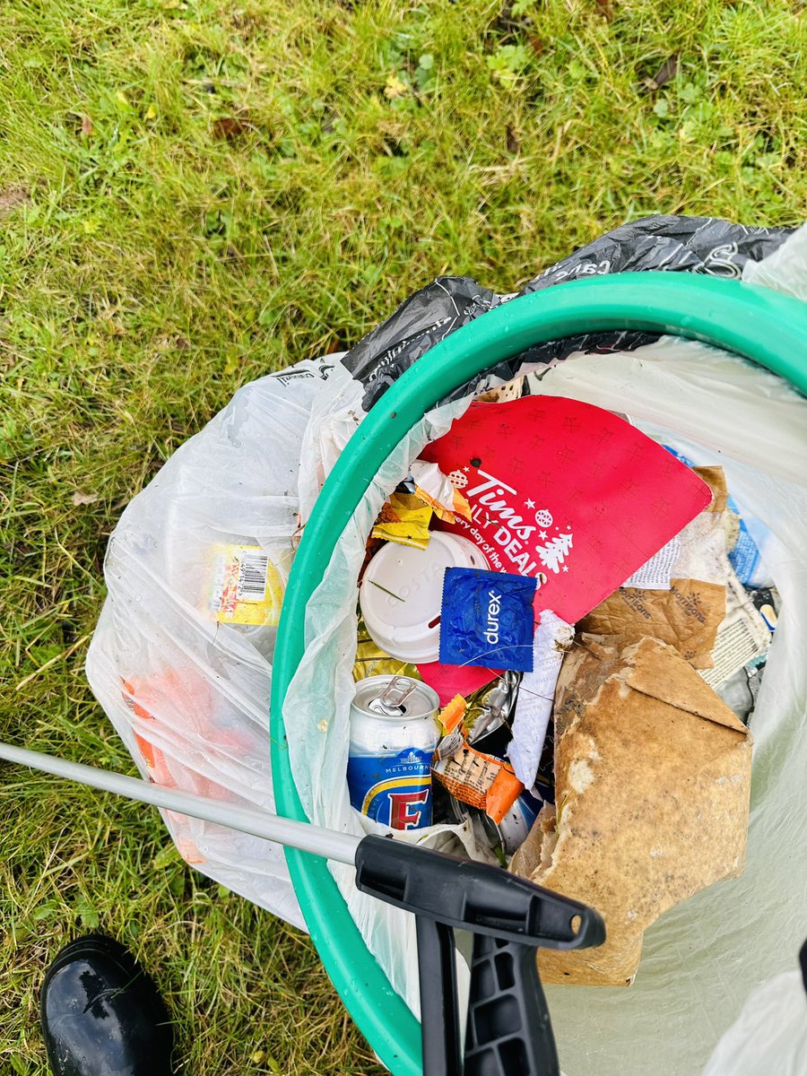 Shazna_Muzammil's tweet photo. Nothing like a litter pick first thing in the morning, in the muddy spongy V2. Great to have many residents join as well. 

Noted that precautionary measures are being taken by residents 😜 Just don’t leave it on the V2 please 🤪

Now for a bath 🛁 😅
#LoveMK #MiltonKeynes 
@MKConservatives #LifeofaCouncillor #CommunityFirst