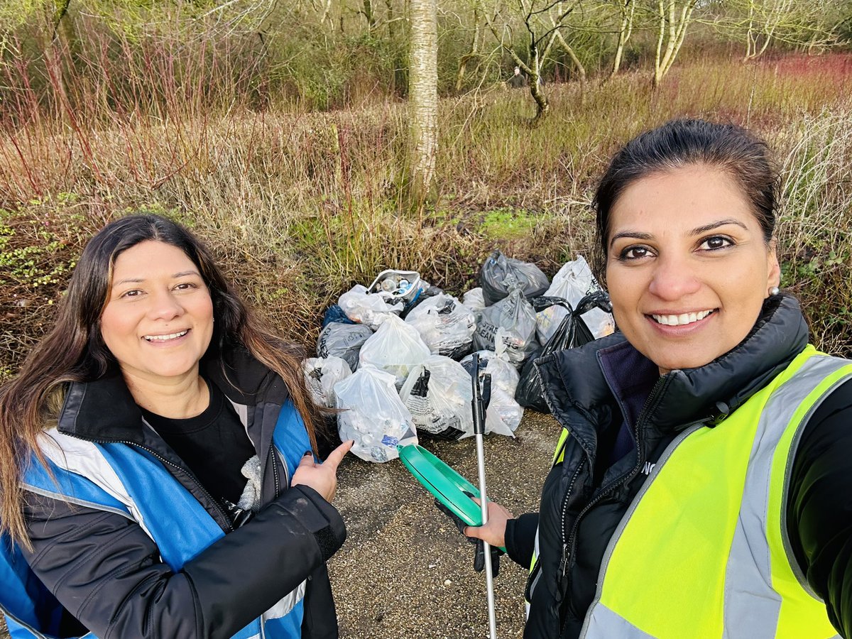 Shazna_Muzammil's tweet photo. Nothing like a litter pick first thing in the morning, in the muddy spongy V2. Great to have many residents join as well. 

Noted that precautionary measures are being taken by residents 😜 Just don’t leave it on the V2 please 🤪

Now for a bath 🛁 😅
#LoveMK #MiltonKeynes 
@MKConservatives #LifeofaCouncillor #CommunityFirst