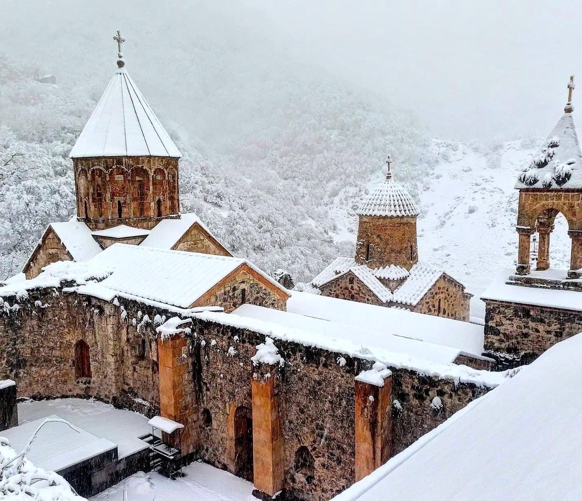 tolmajian's tweet photo. En cette journée de #Noël arménien, les cloches restent silencieuses et les cierges sans lumière dans les Monastères du #HautKarabagh, privés de leurs fidèles.

Monastère de Dadivank, IX siècle https://t.co/einsI4IMma