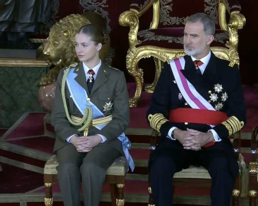 edgar___es's tweet photo. ¿A quién preferís de Monarca?

Leonor 🔄
Felipe VI ❤️ https://t.co/YF3WD3d7aW