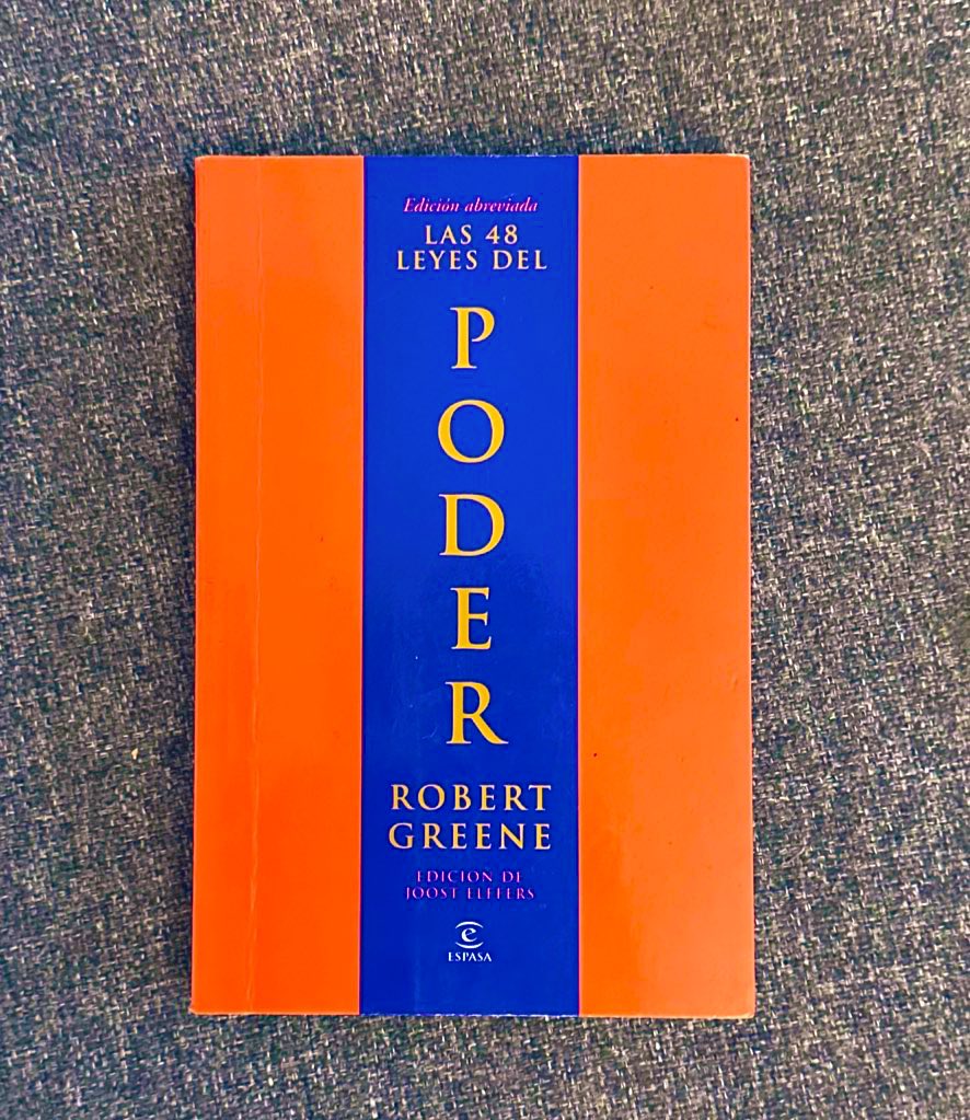chibas's tweet image. Este libro está prohibido en algunas cárceles estadounidenses, 

El contenido no tiene términos medios, gusta o no gusta 

A continuación, te presento 7 de las leyes más destacadas del libro:

Las 48 leyes del poder
