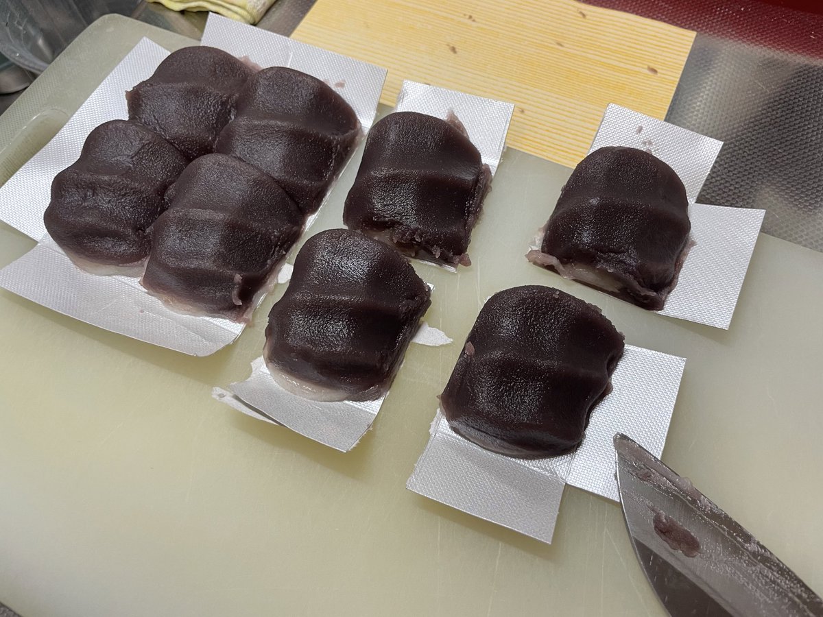 HIRAGInoDESIGN's tweet photo. お土産の赤福。

台紙ごと切り分けて綺麗に取り分け出来るかなと思いやってみたけど、やっぱり食べにくいし包丁汚くなるし、お土産には向いていないかも。 https://t.co/5gTvNtidby