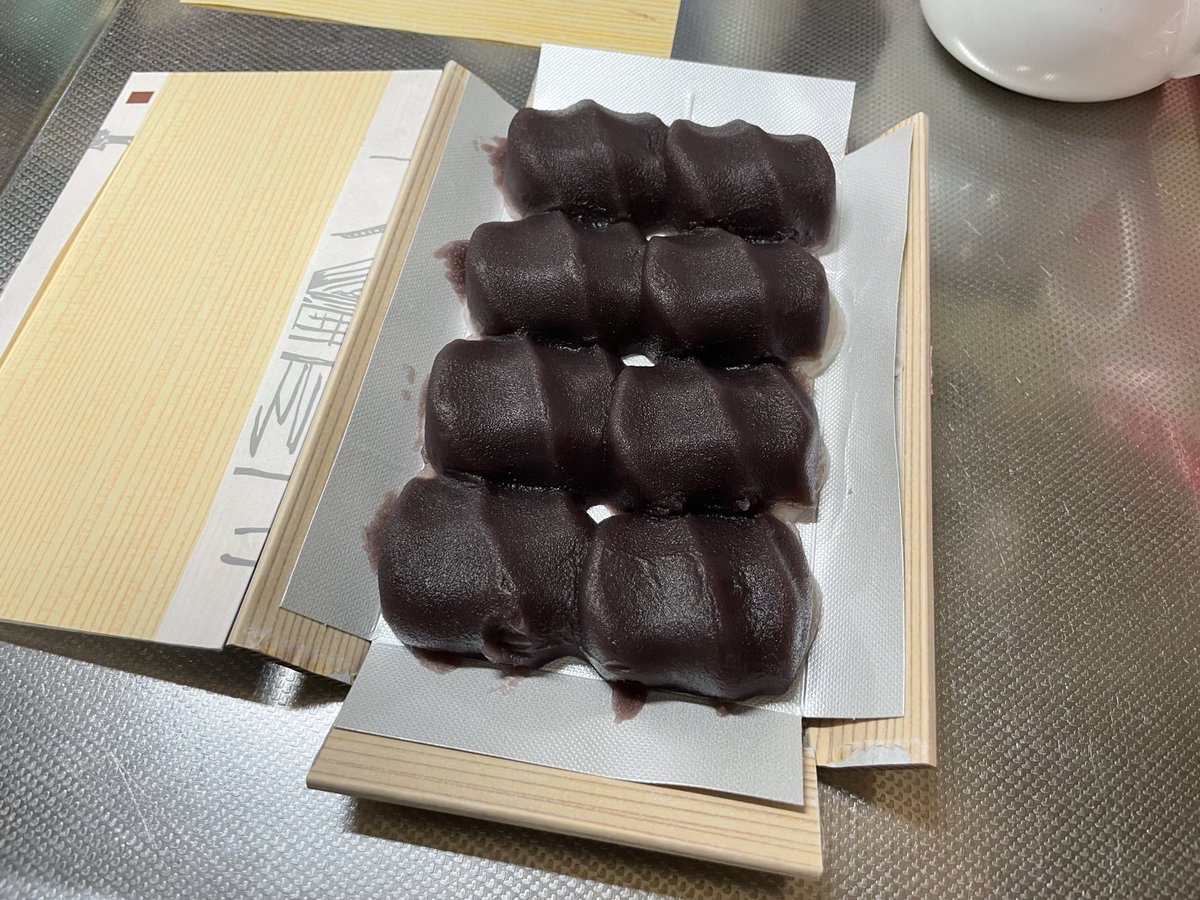 HIRAGInoDESIGN's tweet photo. お土産の赤福。

台紙ごと切り分けて綺麗に取り分け出来るかなと思いやってみたけど、やっぱり食べにくいし包丁汚くなるし、お土産には向いていないかも。 https://t.co/5gTvNtidby