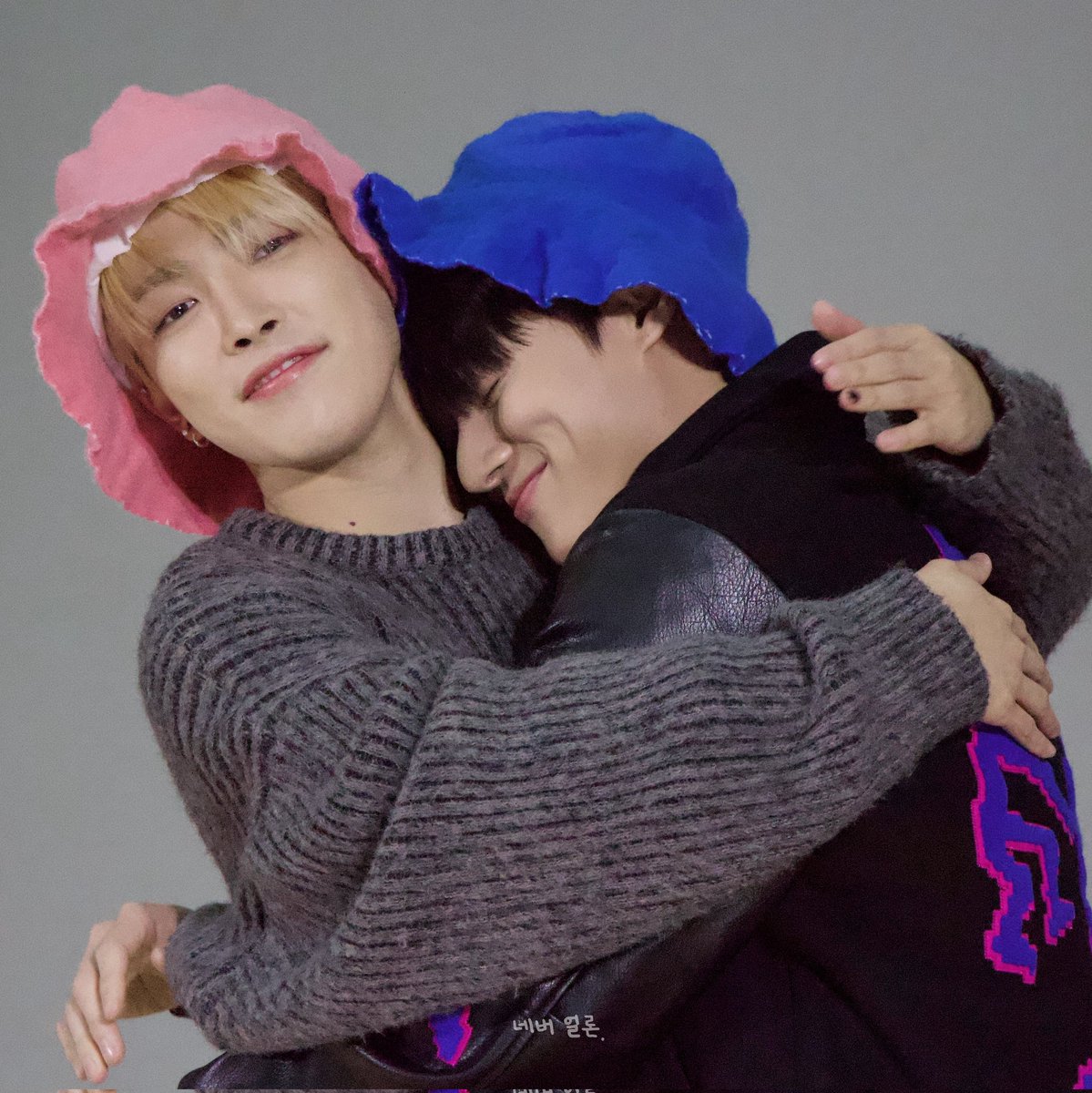 neveralone_99's tweet photo. 240106 모켓샵 대면
토파쯔 너무 귀여워 🫂 💖
#우영 #WOOYOUNG #홍중 #HONGJOONG #에이티즈 #ATEEZ https://t.co/6WY0SfD4f4