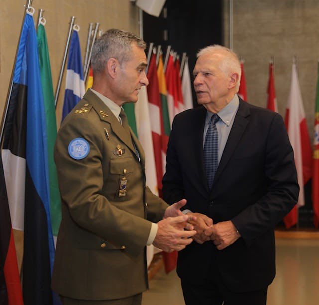 JosepBorrellF's tweet photo. Was briefed by Lieutenant General @aroldo_lazaro , @UNIFIL_ Head of Mission on the current escalation risks along the Blue Line

I reaffirmed EU’s strong support to the UN mission, which plays a crucial role in preventing and mitigating escalation

I commend @UNIFIL_ commitment https://t.co/K3jbPbbxZH