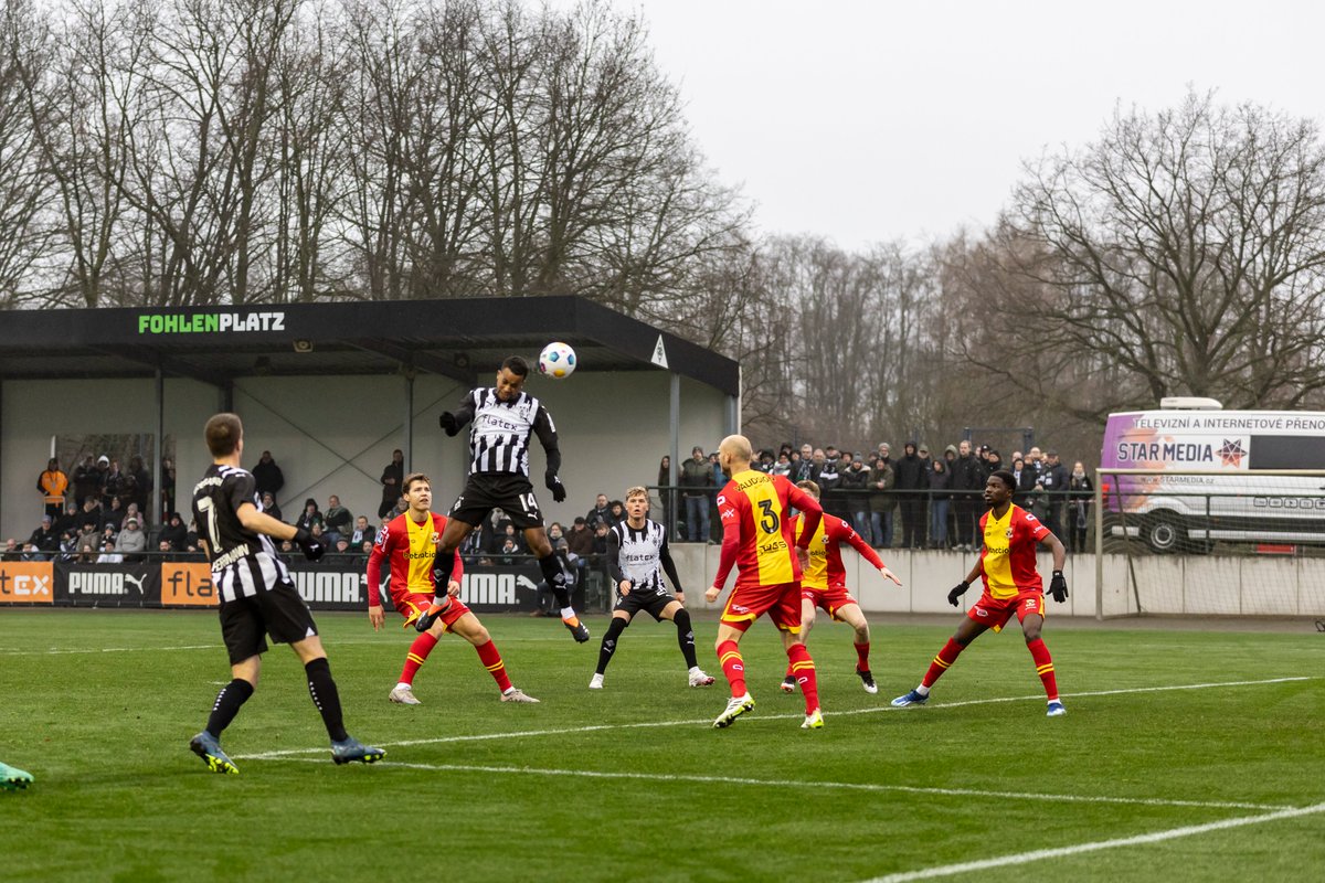borussia's tweet photo. Das erste Viertel ist rum! Dass wir das mal schreiben 😅
Borussia führt durch Lassos Treffer mit 1:0. Zum zweiten Viertel kommt Simon #Walde für Stevie #Lainer.
#DieFohlen #BMGGAE 1:0 https://t.co/33fB9edgS7
