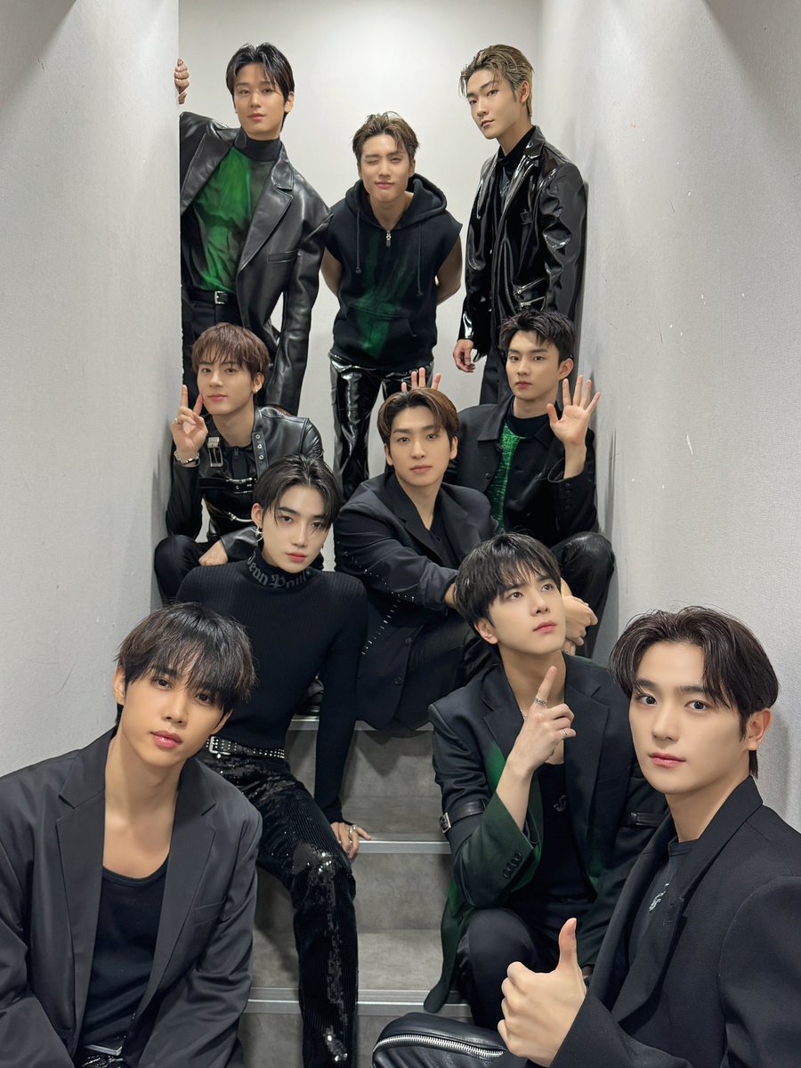 officl_theboyz's tweet photo. [📸] 오늘의 팬사인회 완료✨ 더비와 함께해서 추운 날도 따뜻하게 보낼 수 있었습니다❤️‍🔥 더비 옷 따뜻하게 입으세요🧣

#THEBOYZ #더보이즈 https://t.co/KkXOTAg3f7