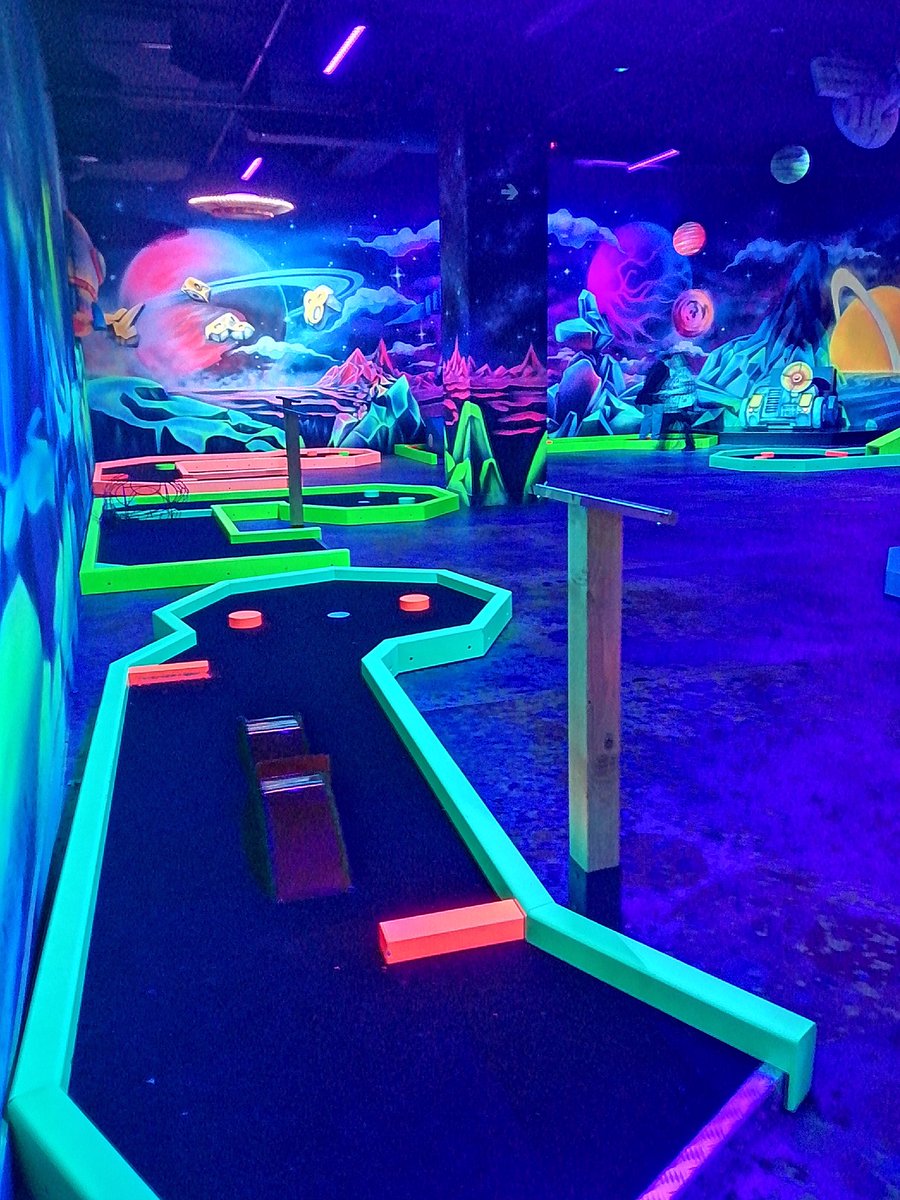 MikaRoss__'s tweet photo. ir a jugar al mini golf es un PLANAZO. Cómo me encanta 🥰 https://t.co/6rdpeSLJ0R