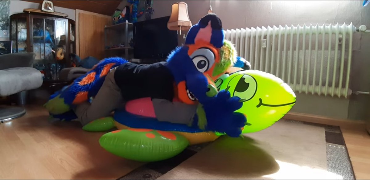 Iam back 🐺 Awoo ! And I brought you a new Video youtu.be/W1j4v8-eJQo?si… #squeakysaturday #Furry #FursuitFriday #furryfandom #inflatable #inflafur #squeaky