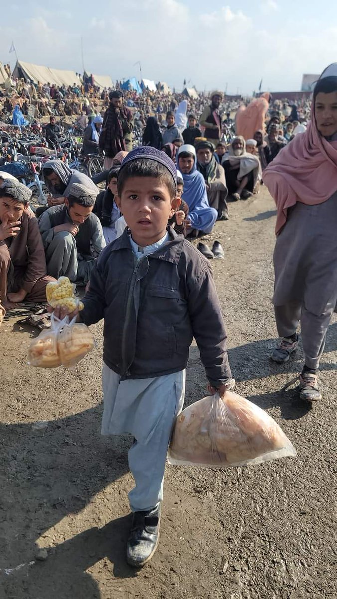 WrrangaLunri2's tweet photo. ہمارے بزرگ، بچے اور جوان 77 دنوں سے اپنے آزاد کاروبار کے لیے احتجاج پر ہیں لیکن اس ریاست کے سٹیک ہولڈرز یہاں کا میڈیا، @hrw @UNHumanRights  
@amnestysasia
سب کے آنکھیں بند اور منہ پر تالے لگے ہیں.
#ChamanSitIn https://t.co/wXDzQnhLxO