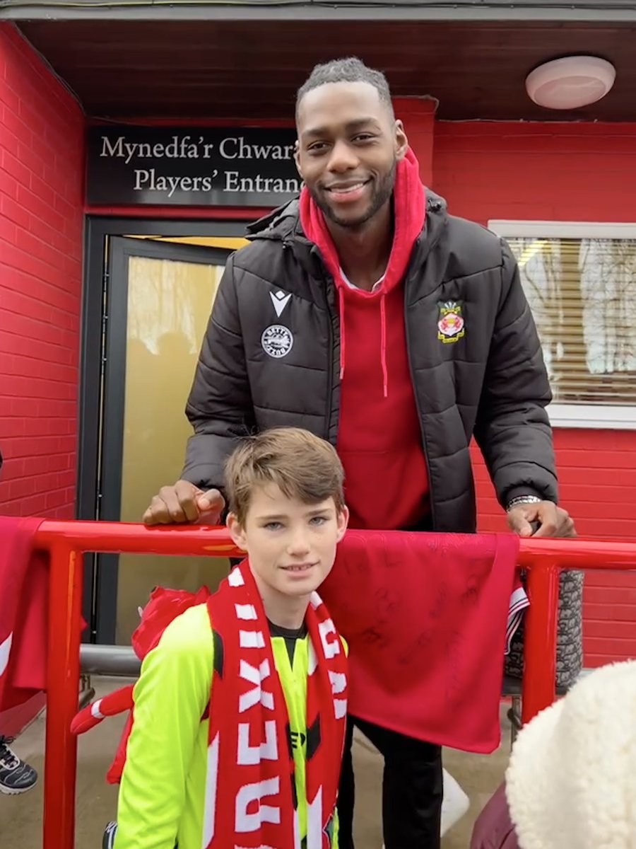 WrexhamAFCTampa's tweet photo. A few top performers from the match against Barrow!! LJ is very blessed to meet Fletcher & Arthur for the 1st time! O’Connor has truly upped his game this season! And who doesn’t love The Gaffer!!? Excited for tomorrow! #LetsGoYouREDS🏴 https://t.co/frsemRa0Uv