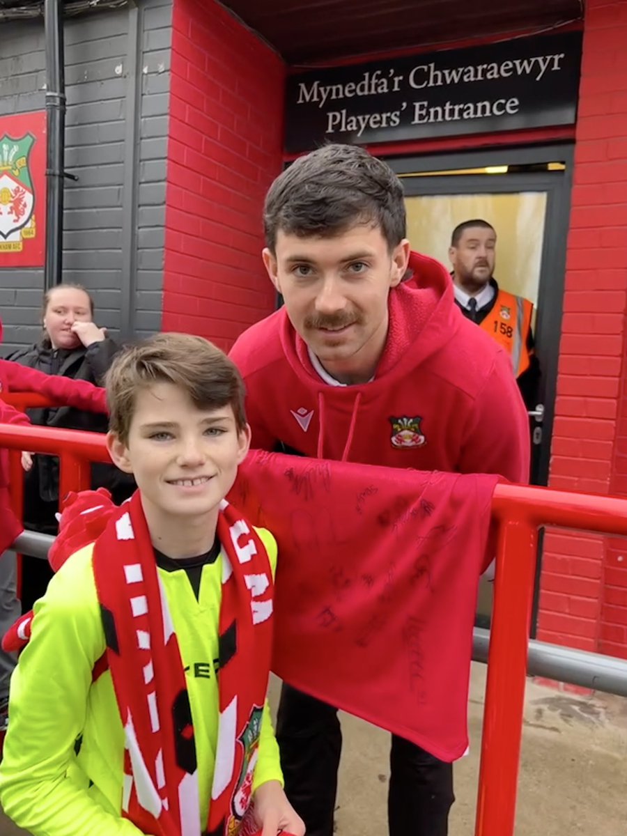 WrexhamAFCTampa's tweet photo. A few top performers from the match against Barrow!! LJ is very blessed to meet Fletcher & Arthur for the 1st time! O’Connor has truly upped his game this season! And who doesn’t love The Gaffer!!? Excited for tomorrow! #LetsGoYouREDS🏴 https://t.co/frsemRa0Uv