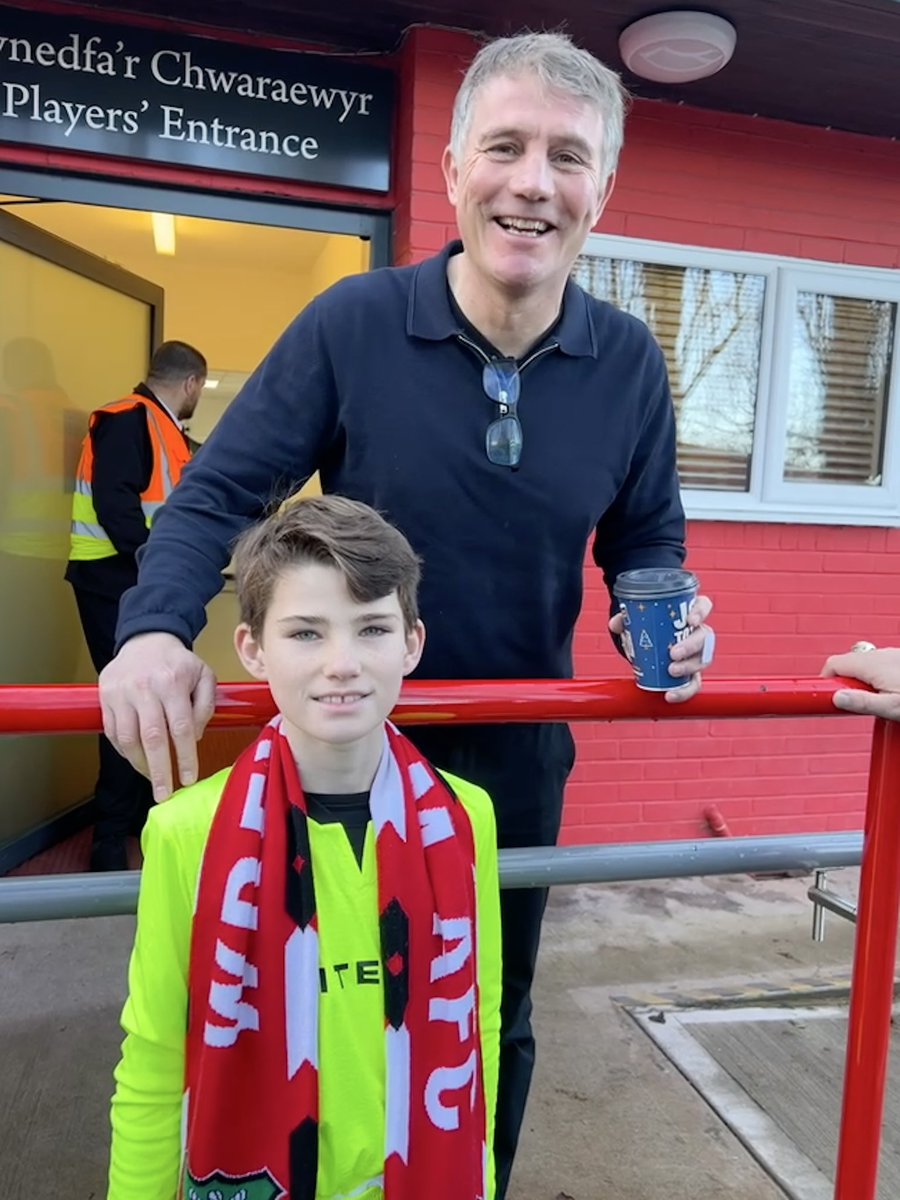 WrexhamAFCTampa's tweet photo. A few top performers from the match against Barrow!! LJ is very blessed to meet Fletcher & Arthur for the 1st time! O’Connor has truly upped his game this season! And who doesn’t love The Gaffer!!? Excited for tomorrow! #LetsGoYouREDS🏴 https://t.co/frsemRa0Uv