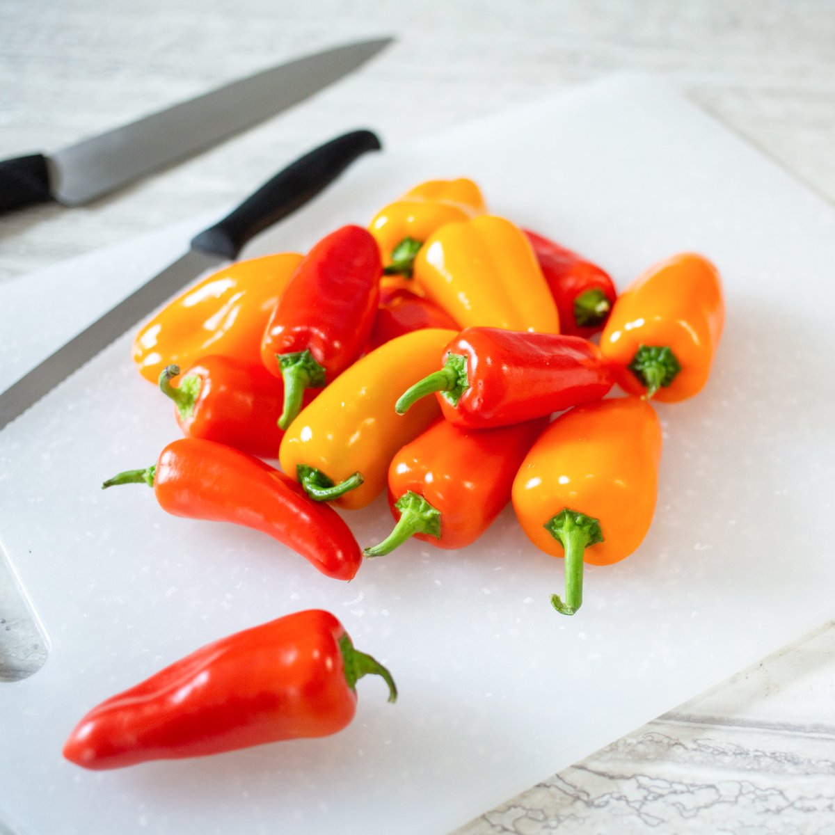 ONgreenhouseVeg's tweet photo. Simple Snack Idea! Indulge in the crunch of sweet & satisfying mini greenhouse grown peppers or slice up larger ones for a quick & easy snack.
๐งก ๐ โค๏ธ
#minisweetpeppers #peppers #OGVG https://t.co/87OA3JbJK6