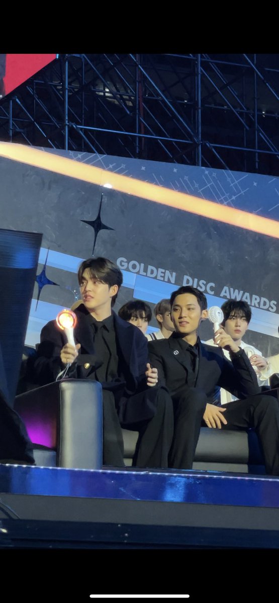 qtdkyeom's tweet photo. CHOI SEUNGCHEOL WITH SEVENTEEN ON GDA OMG 😭🤍 https://t.co/CnbfNXoBh5