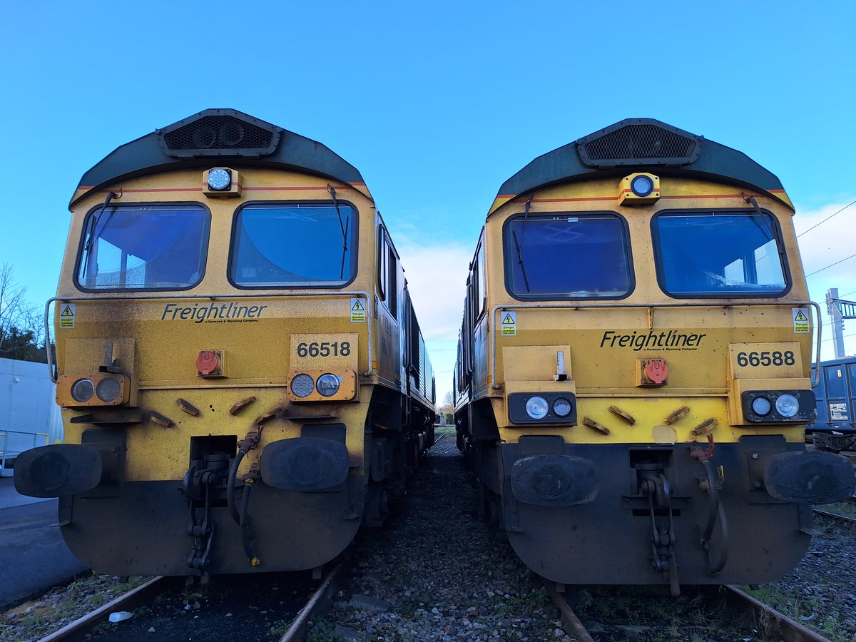 Valkyrie_VP_'s tweet photo. 66518 and 66588 stabled at Stoke Gifford.
Chilly morning!
#traindriver
#freighttraindriver https://t.co/vWGmXmIG2G