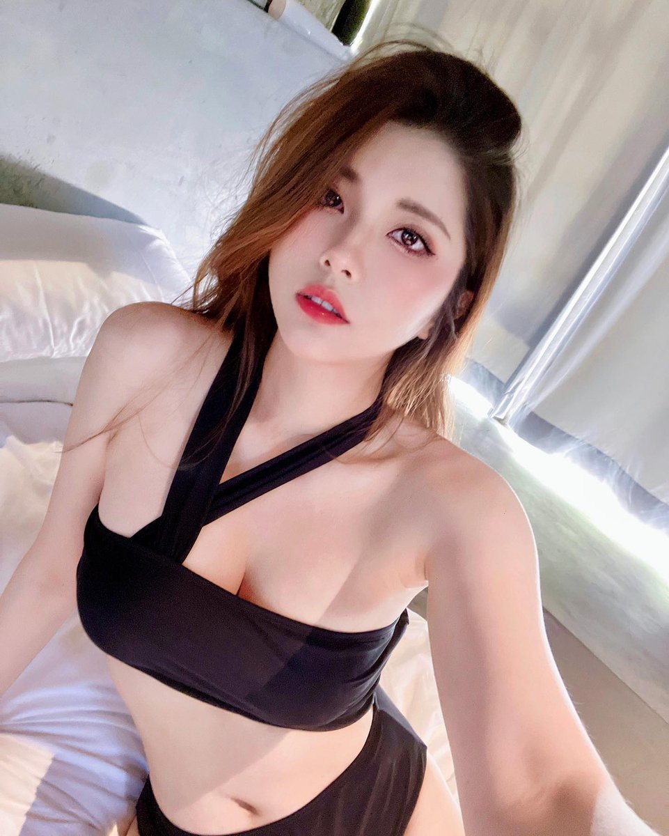 There ᠎is ⳿always ﾠsomeone ᠎better ﾞlooking ‍than you, smarter ﾞthan ﾠyou, ‍younger ‍than ᠍you, ᠍but ﾞno  one can ​replace ᠍you