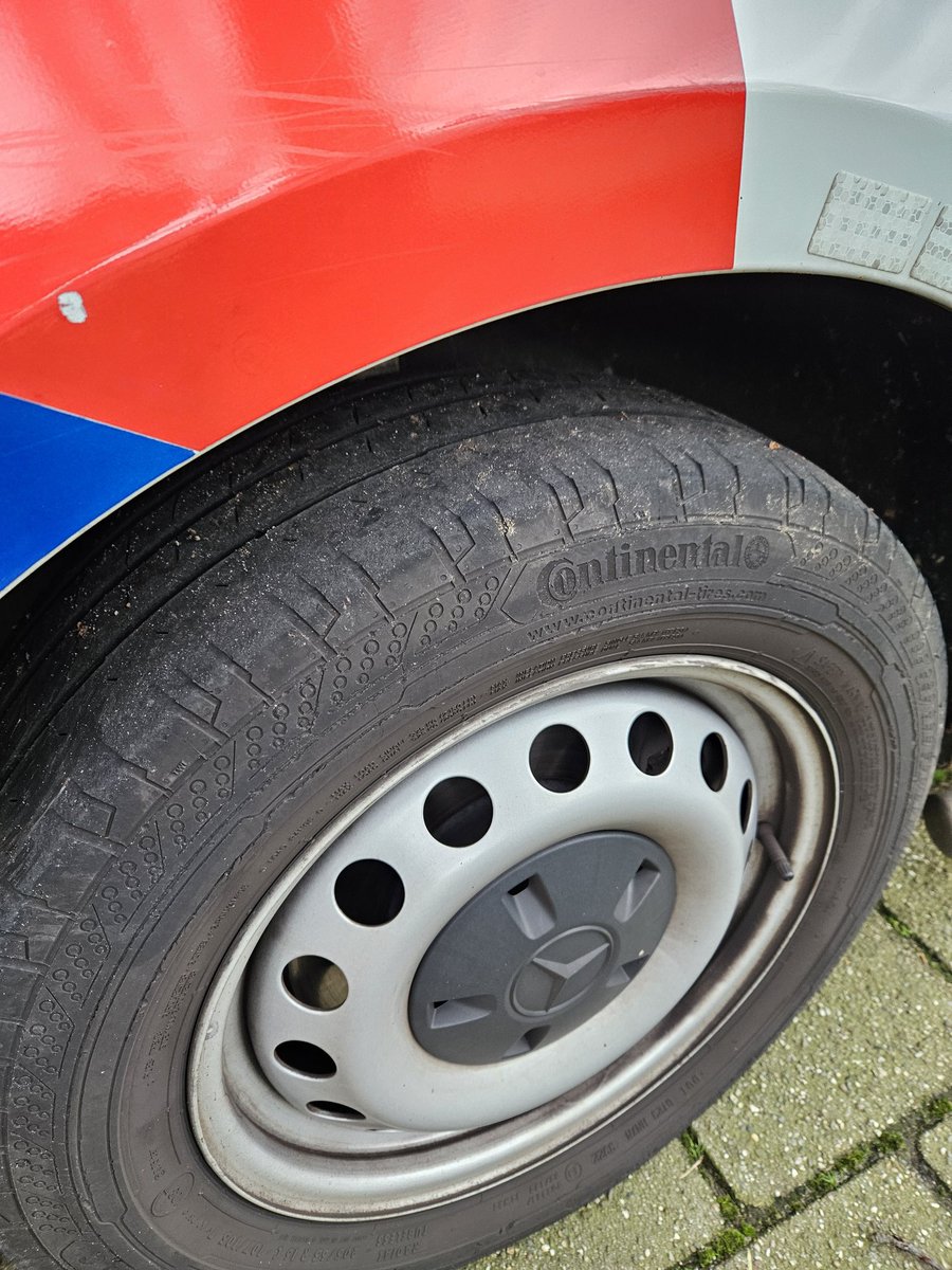 JeffreyRoggeve2's tweet photo. @POL_Zoetermeer geld er voor de politie wagens geen minimale profiel diepte in Nederland? Meestal worden auto's gecontroleerd op hun banden en krijgen dan een boete als de profiel diepte minder is dan 1,6mm deze heeft 0,0 https://t.co/kLVQ8hRHJ9