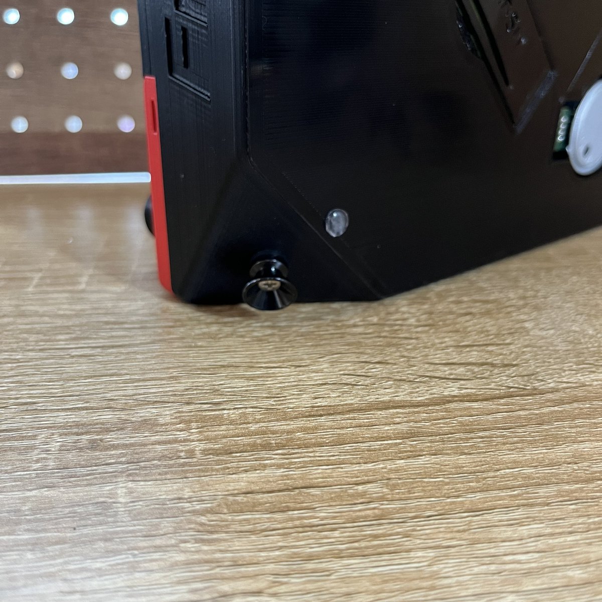 FaderMan_Lab's tweet image. ストラップ取り付け完了。
ギターみたいに肩から下げてスクラッチできます。