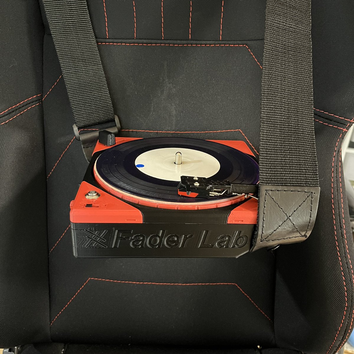 FaderMan_Lab's tweet image. ストラップ取り付け完了。
ギターみたいに肩から下げてスクラッチできます。