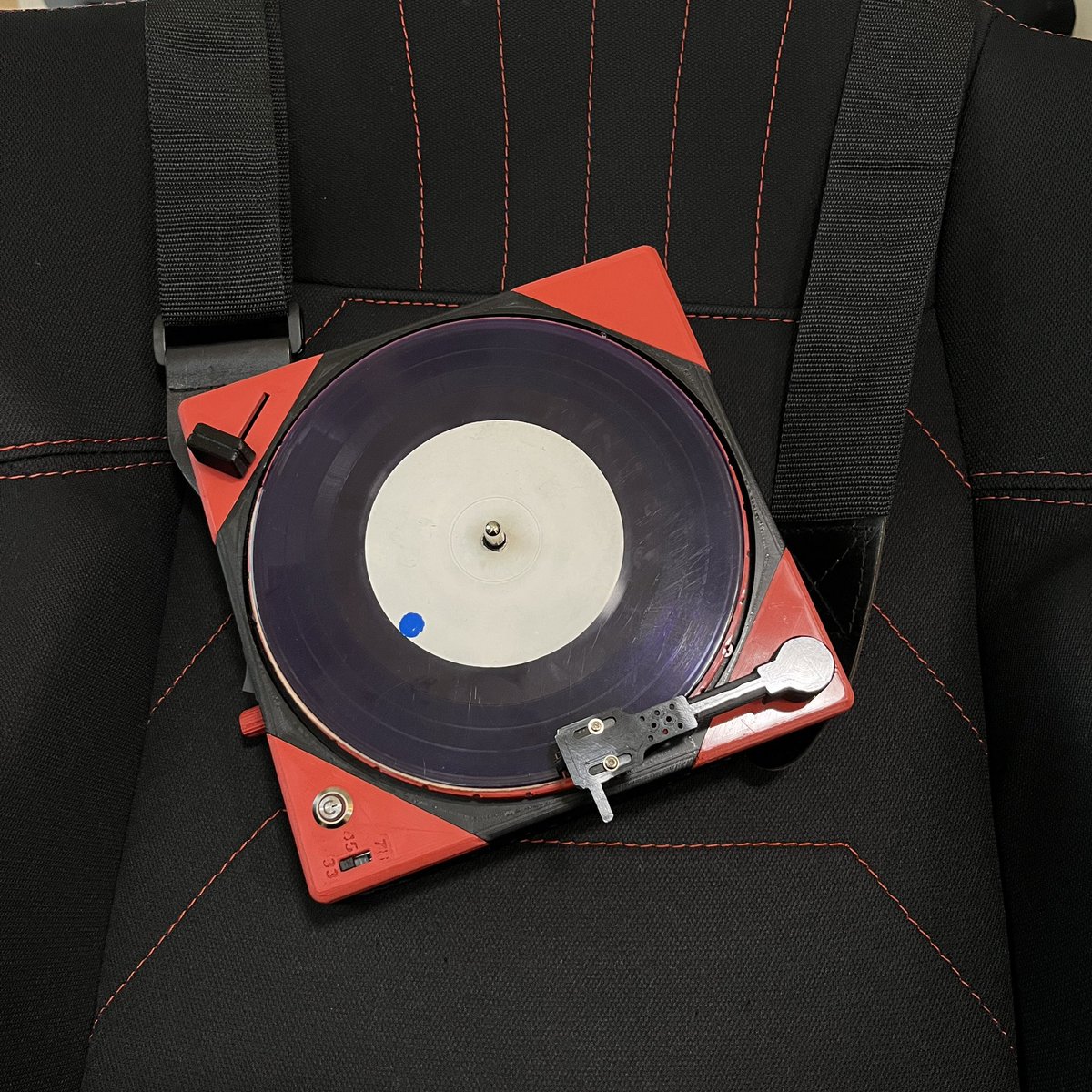 FaderMan_Lab's tweet image. ストラップ取り付け完了。
ギターみたいに肩から下げてスクラッチできます。