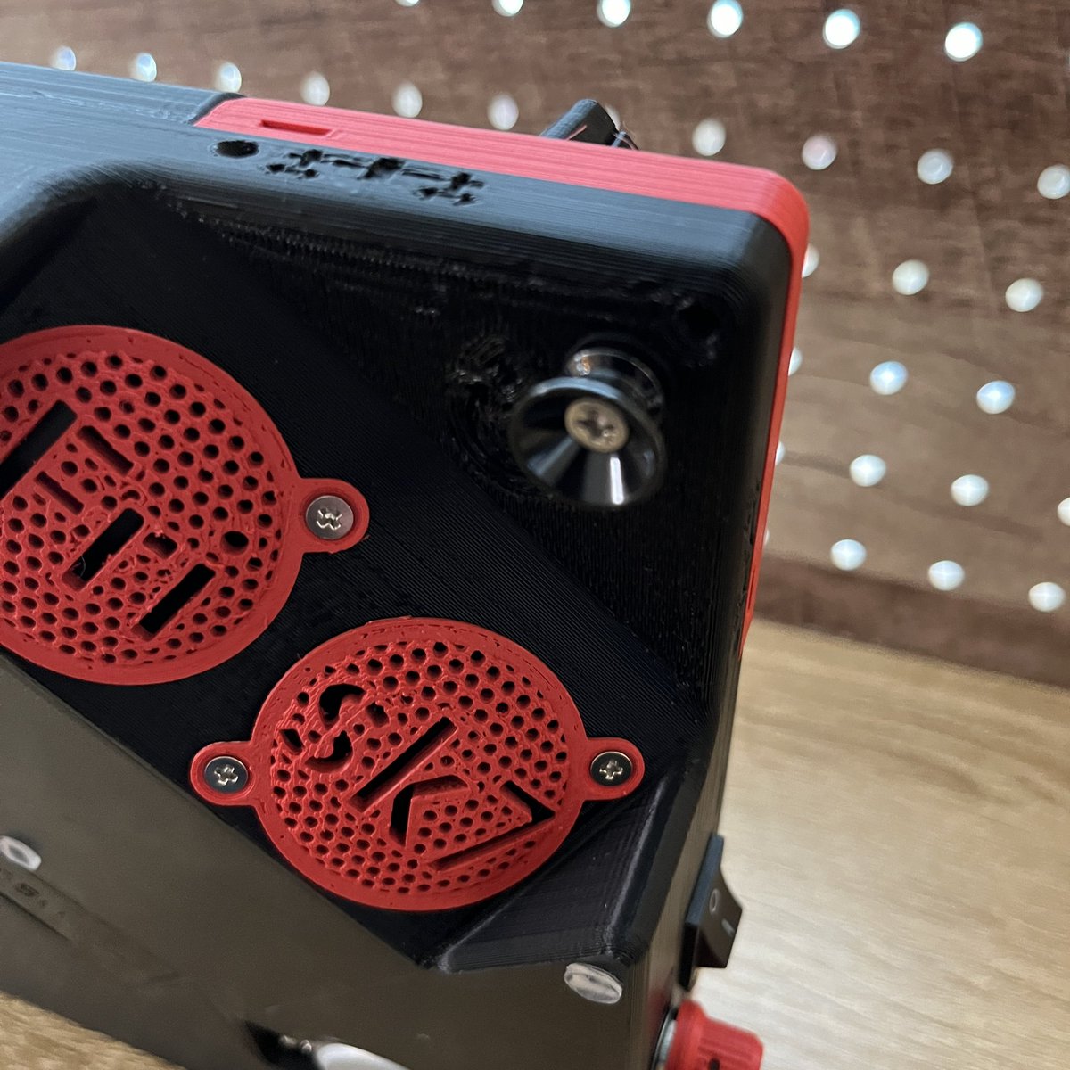 FaderMan_Lab's tweet image. ストラップ取り付け完了。
ギターみたいに肩から下げてスクラッチできます。