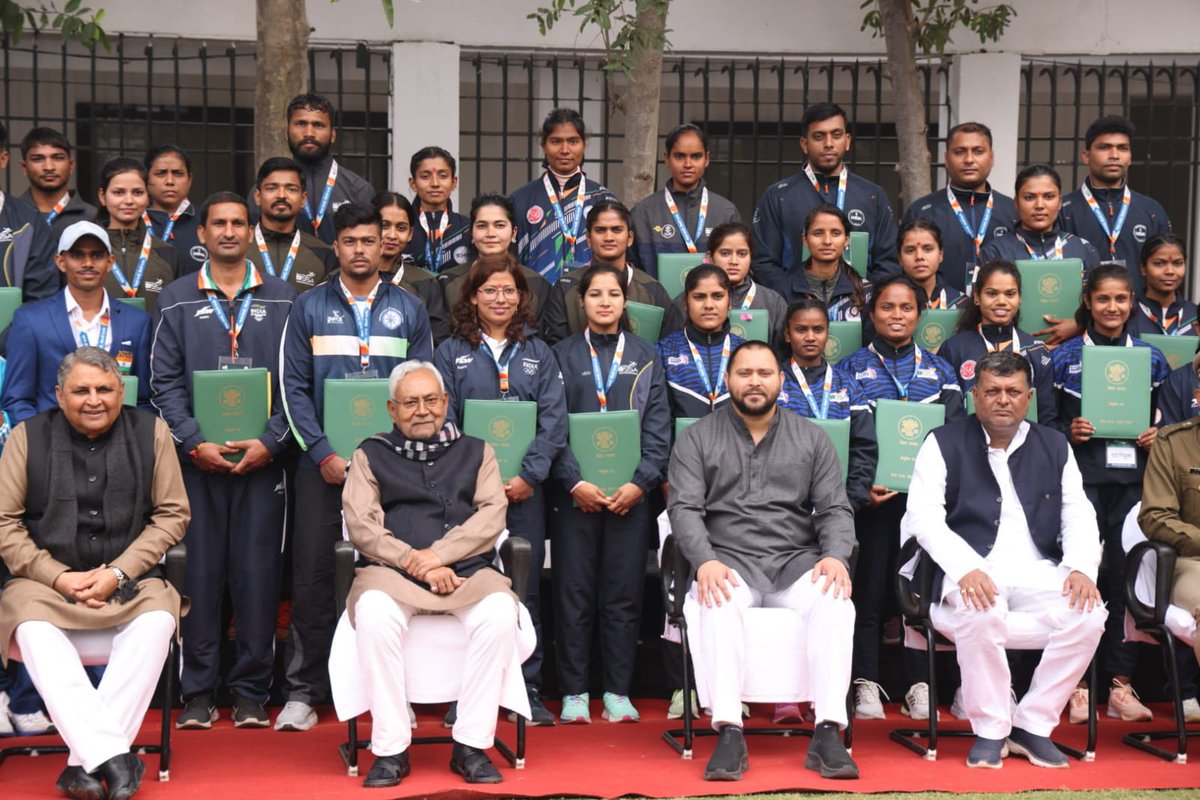 yadavtejashwi's tweet photo. आज बिहार और #बिहार के खिलाड़ियों के लिए बड़ा खुशी का दिन है। महागठबंधन सरक��र की "मेडल लाओ, नौकरी पाओ" योजना के तहत आज राष्ट्रीय एवं अंतरराष्ट्रीय स्तर पर उत्कृष्ट प्रदर्शन करने वाले खिलाड़ियों को सीधे सरकारी नौकरी में अधिकारी बनने पर नियुक्ति पत्र वितरित किए गए।
#Bihar #TejashwiYadav #Sports #game #gamechanger #player