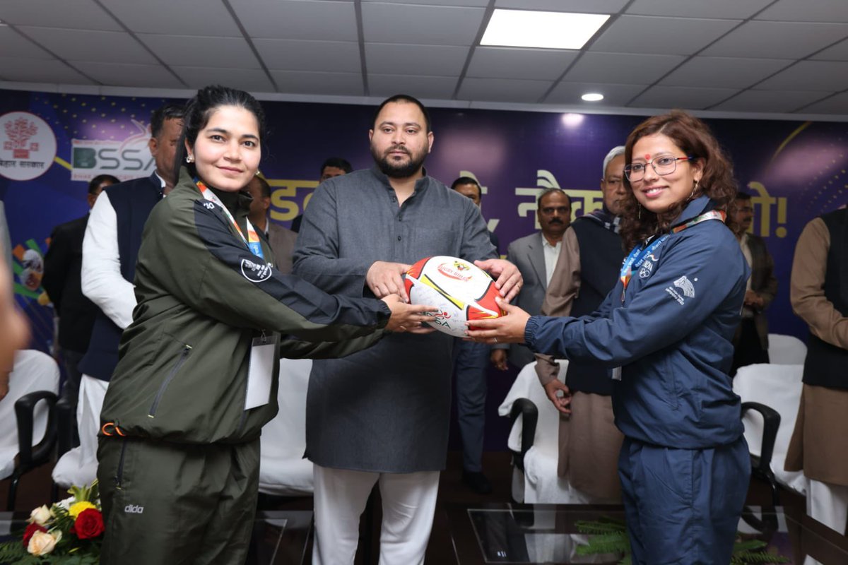 yadavtejashwi's tweet photo. आज बिहार और #बिहार के खिलाड़ियों के लिए बड़ा खुशी का दिन है। महागठबंधन सरक��र की "मेडल लाओ, नौकरी पाओ" योजना के तहत आज राष्ट्रीय एवं अंतरराष्ट्रीय स्तर पर उत्कृष्ट प्रदर्शन करने वाले खिलाड़ियों को सीधे सरकारी नौकरी में अधिकारी बनने पर नियुक्ति पत्र वितरित किए गए।
#Bihar #TejashwiYadav #Sports #game #gamechanger #player