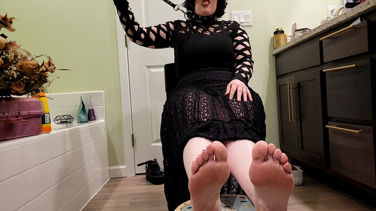archkatie210's tweet photo. A little self-choking with my choke collar while showing off my feet ツ

#soles #feet #footfetishnation #wrinkledsoles #wrinkled #toes #footmodel #prettyfeet #barefeet #feetlovers #footfetishcommunity #solinhas #feetfinder #fansly #clips4sale #toescrunch #prettyfeetonly #pezinhos  #choked #choking #neck #breathplay #bdsm