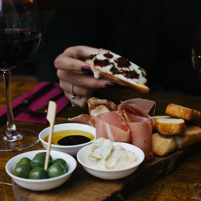 wp_leeds's tweet photo. Treat yourself to a platter for two at @veeno_uk!
 
Featuring a mouth-watering selection of deli meats, olives, bread and more, you can pick and choose your perfect lunch 🥖 

#wellingtonplace #workplaceperks #businesscommunity #leedsbusiness https://t.co/4hMrnYycv9